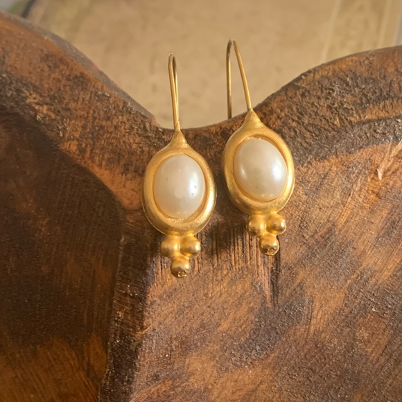 unmarked Jewelry - Glamorous Faux Pearl & Matte Gold Tone Hook Fashion Costume Earrings Wedding